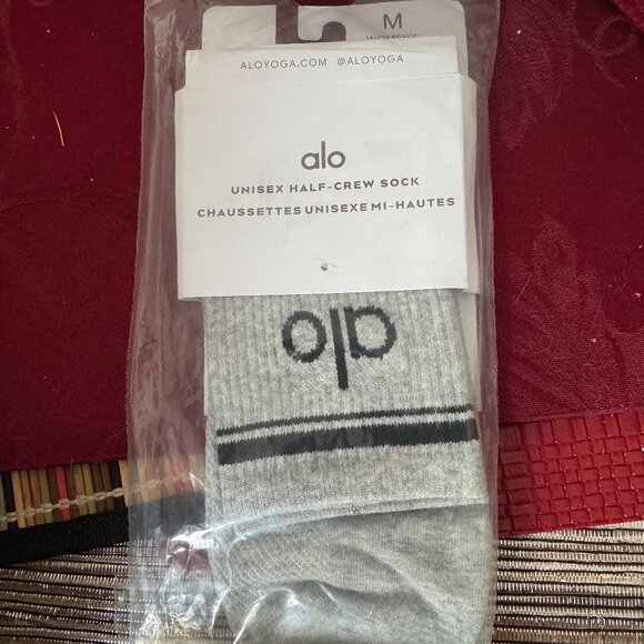 ALO Yoga Unisex Half Crew Throwback Socks Gray Size Med 1 Pair - Picture 1 of 3